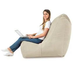 Sillón de terciopelo Distinto, perfecto para salas de estar y espacios informales