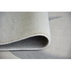 Alfombra elegante en crema, perfecta para interiores modernos