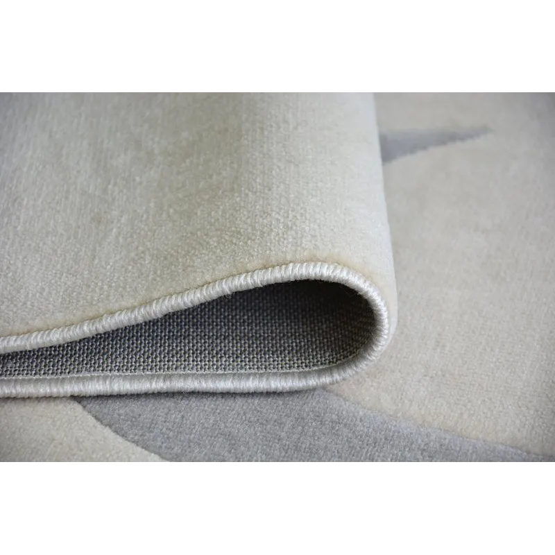 Alfombra elegante en crema, perfecta para interiores modernos