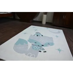 Alfombra suave con textura agradable, perfecta para relajarse en la sala