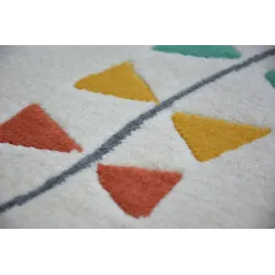 Alfombra crema que aporta elegancia a cualquier interior, diseño moderno