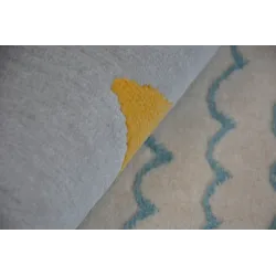 Alfombra en colores pastel para un salón moderno