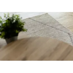 Alfombra crema con diseño étnico, ideal para interiores modernos
