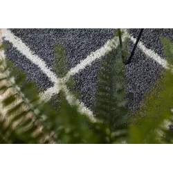 Alfombra gris elegante, ideal para espacios modernos y acogedores