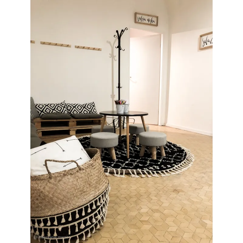 Alfombra negra y blanca para interiores modernos