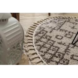 Alfombra elegante en tonos crema y marrón, ideal para la sala de estar