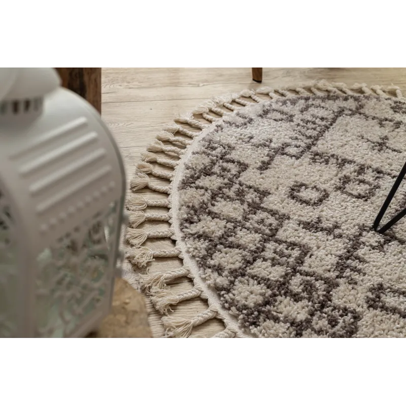 Alfombra elegante en tonos crema y marrón, ideal para la sala de estar