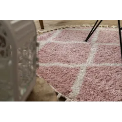 Alfombra shaggy suave en tonos rosas, ideal para dormitorios o salas