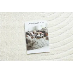 Alfombra crema con patrones geométricos, estilo moderno, para salones