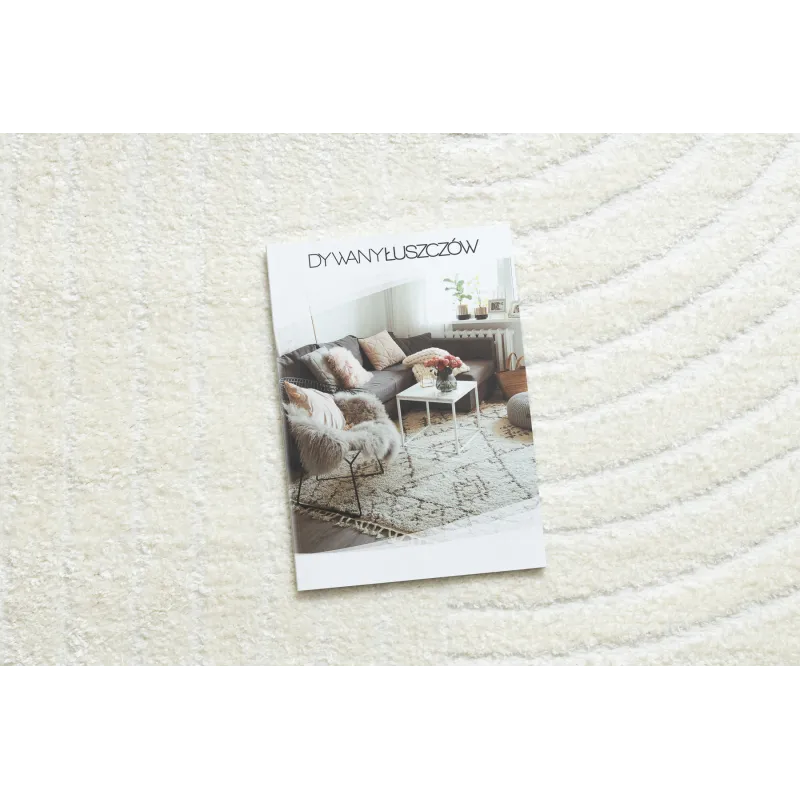 Alfombra crema con patrones geométricos, estilo moderno, para salones
