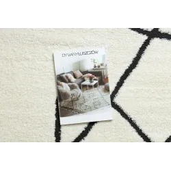 Alfombra abstracta crema y negra, ideal para espacios modernos