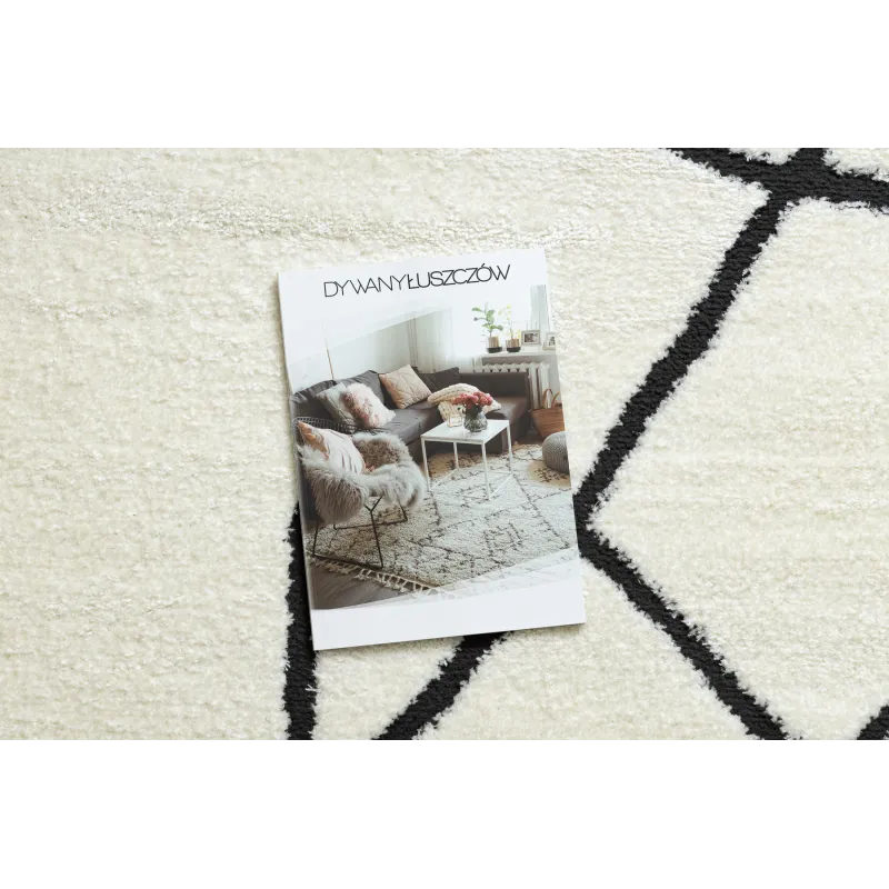 Alfombra abstracta crema y negra, ideal para espacios modernos