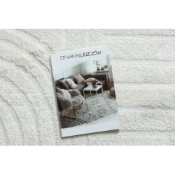 Alfombra crema con patrón geométrico, ideal para el dormitorio