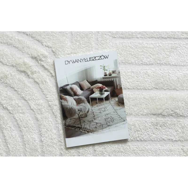Alfombra crema con patrón geométrico, ideal para el dormitorio