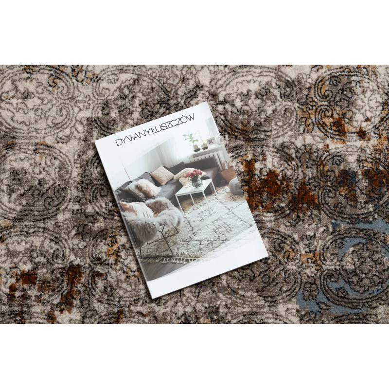 Alfombra moderna en tonos beige y azul oscuro para interiores elegantes