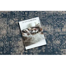 Alfombra azul oscuro con detalles en beige, ideal para el salón