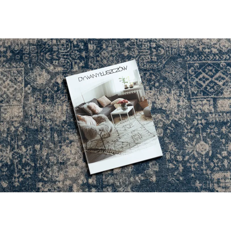 Alfombra azul oscuro con detalles en beige, ideal para el salón