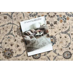 Alfombra elegante en tonos beige y azul, ideal para interiores modernos