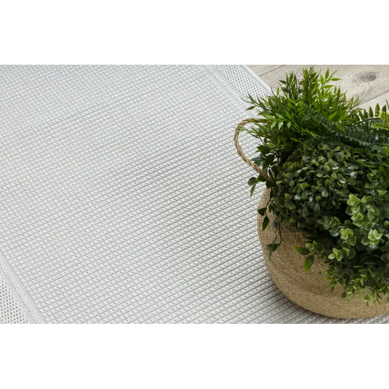 Alfombra TIMO 5979 blanca, excelente opción para jardines con estilo