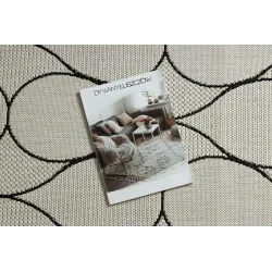 Alfombra elegante en tonos crema y negro, perfecta para el salón
