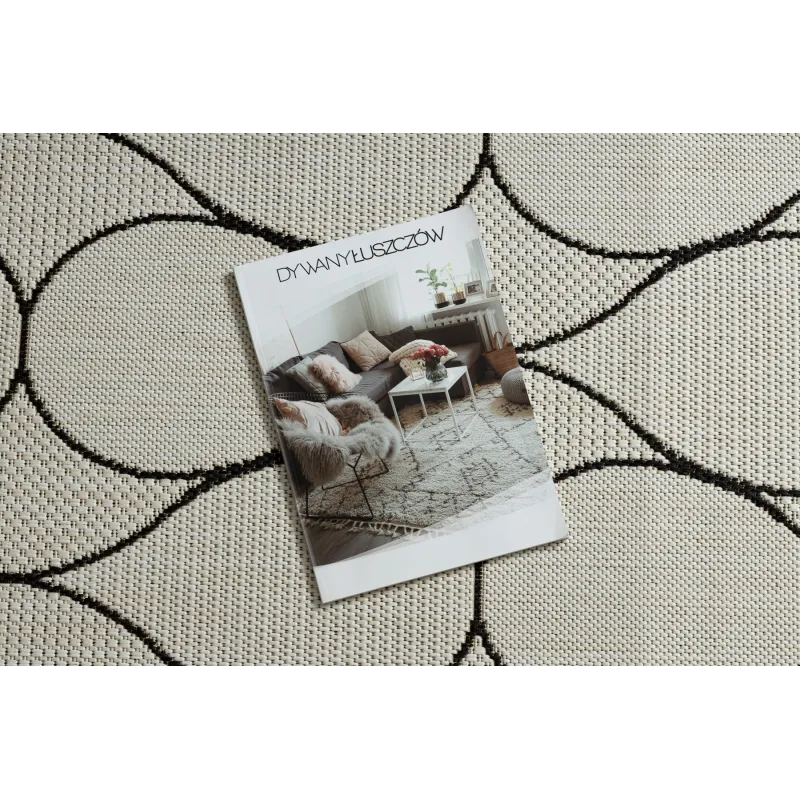 Alfombra elegante en tonos crema y negro, perfecta para el salón