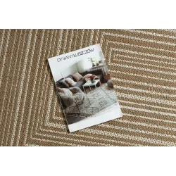 Alfombra de sisal con diseño geométrico en color paja beige, ideal para interiores modernos