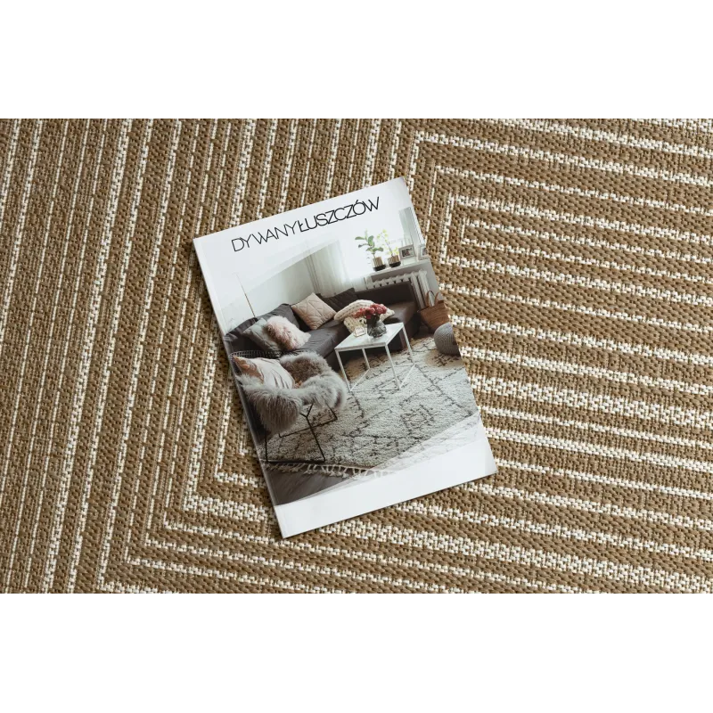 Alfombra de sisal con diseño geométrico en color paja beige, ideal para interiores modernos