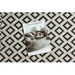 Alfombra elegante de sisal en crema y negro, ideal para el salón moderno