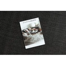 Alfombra elegante en negro y crema, ideal para la sala de estar