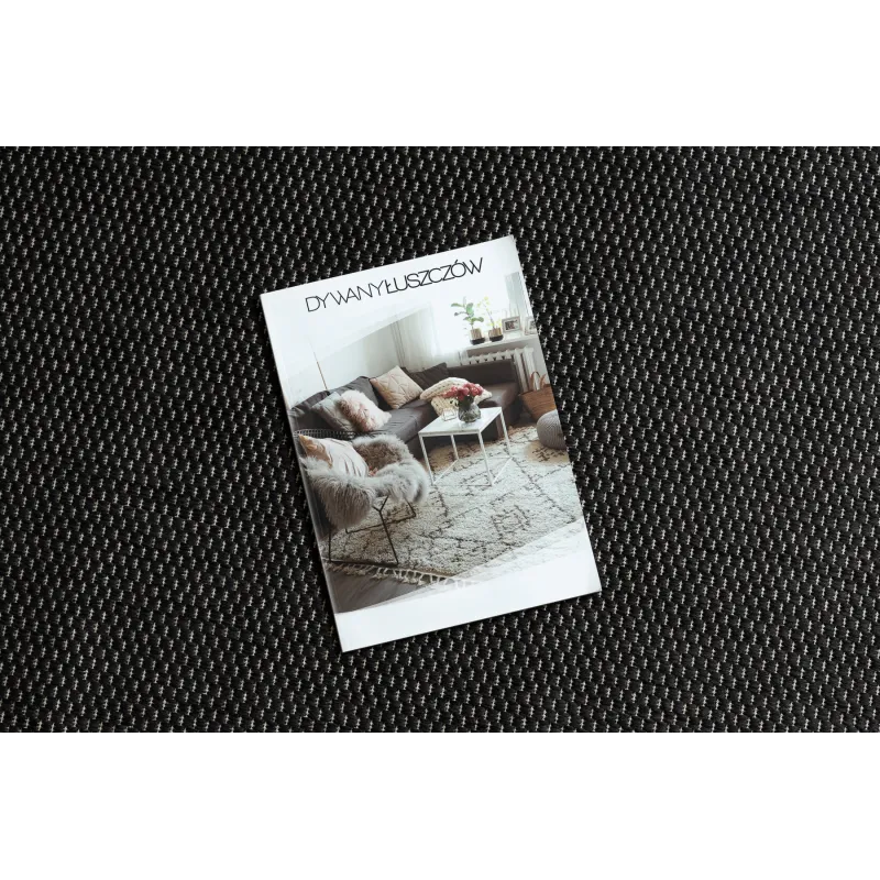 Alfombra elegante en negro y crema, ideal para la sala de estar
