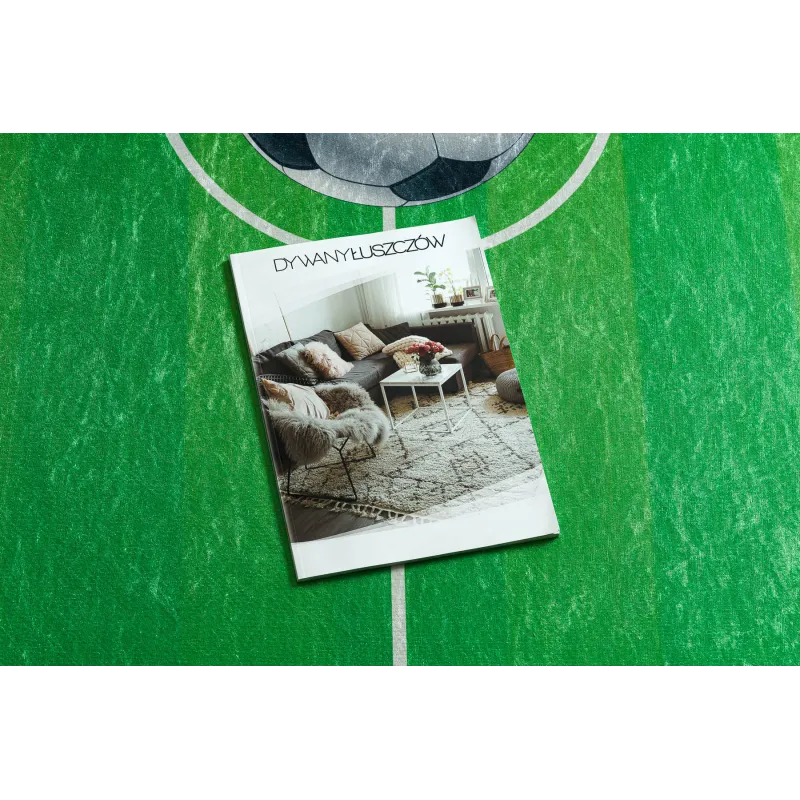 Alfombra infantil verde con diseño de campo de fútbol