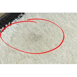 Alfombra con textura suave, perfecta para interiores modernos