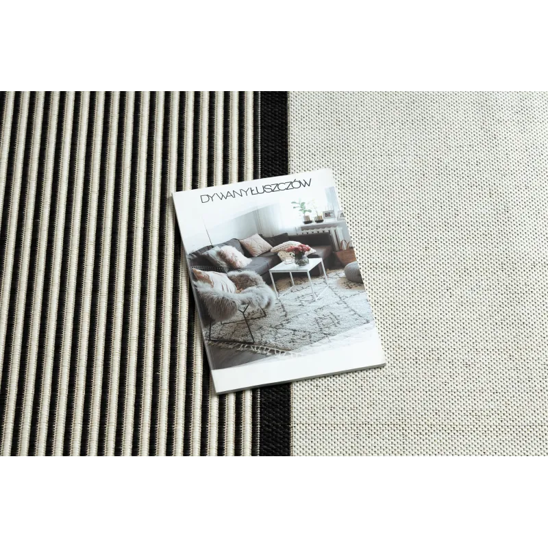 Alfombra elegante de sisal en crema y negro, ideal para interiores modernos