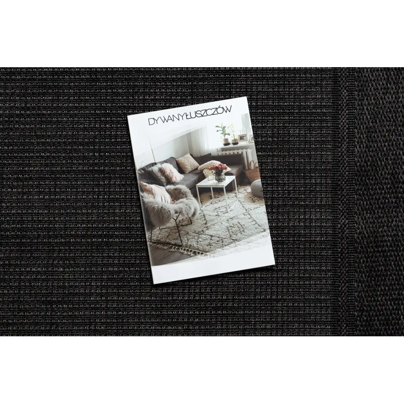 Alfombra TIMO 5000 en negro, ideal para decorar espacios exteriores