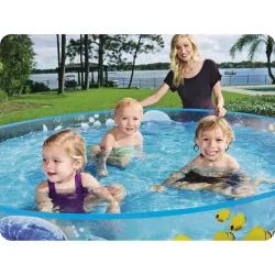 Piscina de jardín azul, ideal para relajarse al aire libre