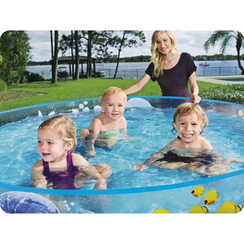 Piscina de jardín azul, ideal para relajarse al aire libre