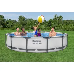 Piscina de jardín azul, perfecta para relajarse en el verano al aire libre