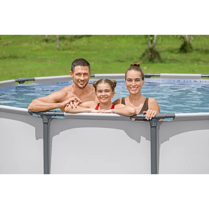 Piscina con estructura, perfecta para disfrutar del verano al aire libre
