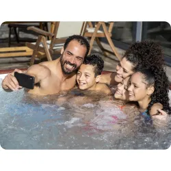 SPA hinchable Lay-Z Helsinki, perfecto para reuniones con amigos en el jardín