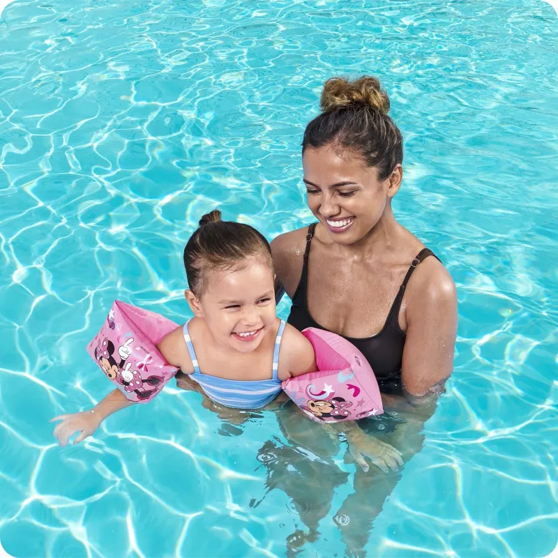 Manguitos Minnie, ideales para niños que aprenden a nadar en el agua