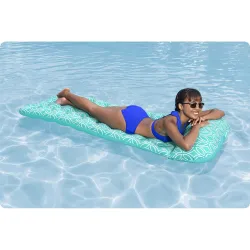 Colchón hinchable azul, perfecto para divertirse en verano en la piscina