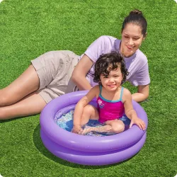Piscina hinchable turquesa, perfecta para actividades al aire libre en verano