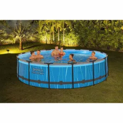 Piscina de jardín azul, perfecta para relajarse al aire libre