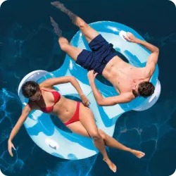 Sillón hinchable azul, ideal para días de verano junto al agua
