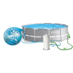 Piscina perfecta para el juego de los niños en el jardín, asegurando diversión veraniega