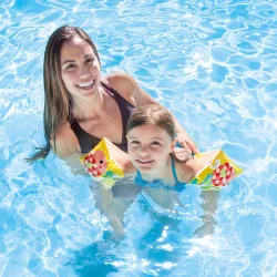 Manguitos con diseño de peces, perfectos para niños en la piscina