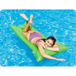 Colchón de natación verde, perfecto para relajarse en el jardín o en la playa