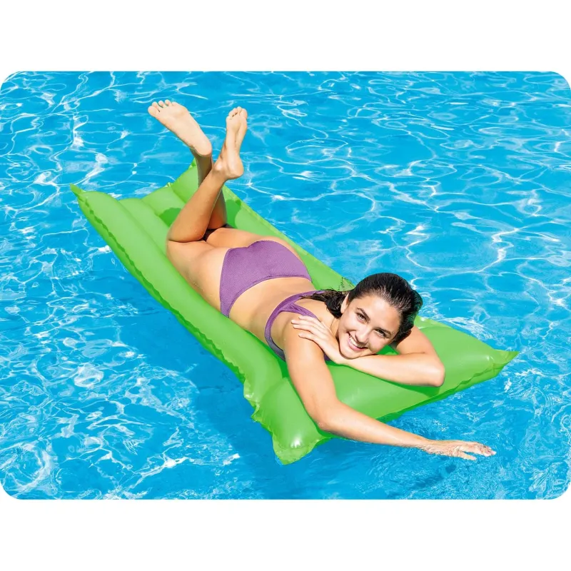 Colchón de natación verde, perfecto para relajarse en el jardín o en la playa