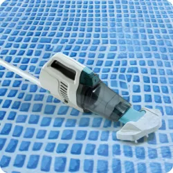 Limpiador de piscina con mango ergonómico, excelente para limpiar el agua