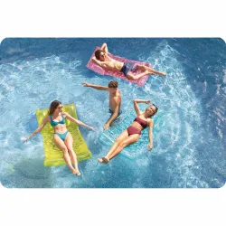 Colchón rosa fabricado en material duradero, ideal para la piscina o el lago